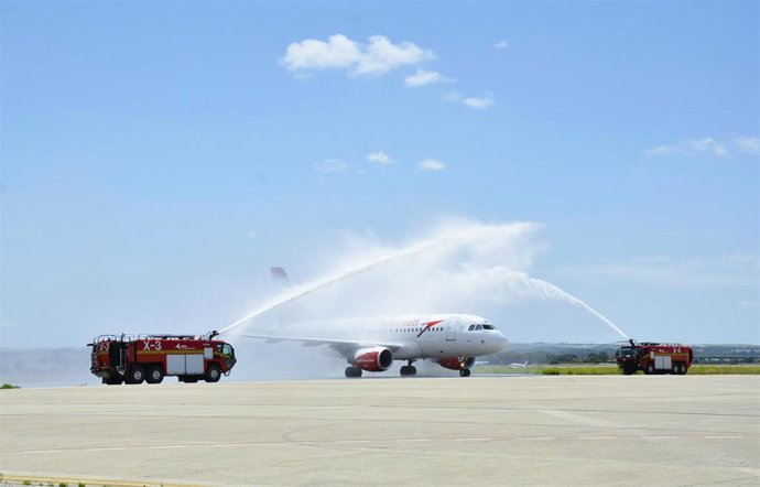 Una avión aterrizando por primera vez en el aeropuerto de Jerez de la Frontera (Cádiz)