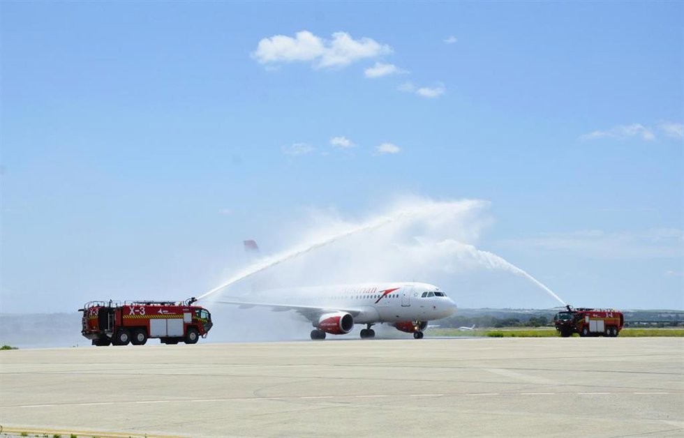 Una avión aterrizando por primera vez en el aeropuerto de Jerez de la Frontera (Cádiz)