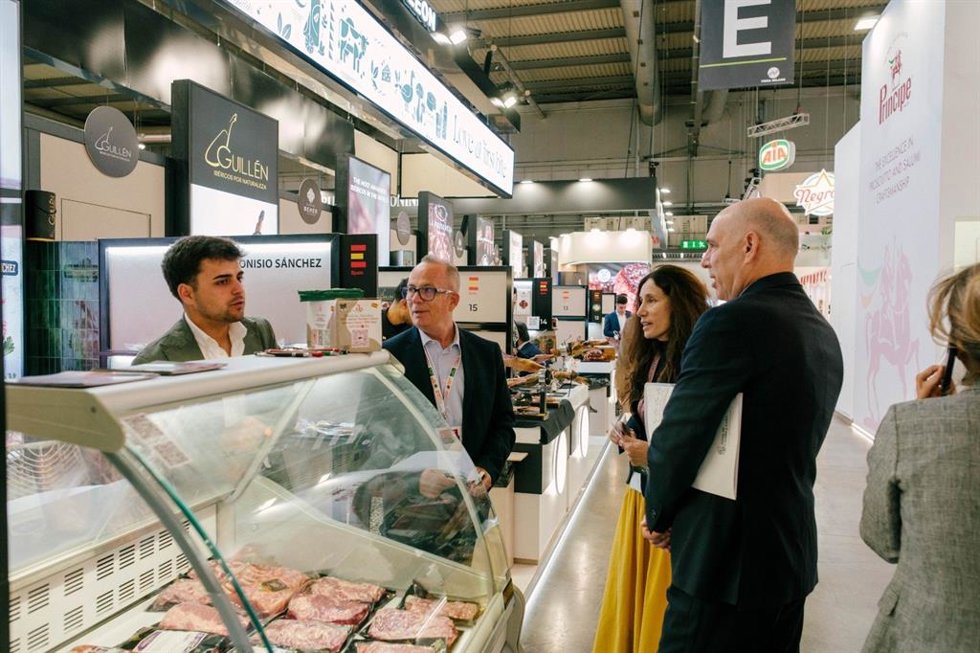 El viceconsejero de Economía y Competitividad de la Junta, Carlos Martín Tobalina, visita la feria 'TuttoFood' 2026 de Milán, en Italia