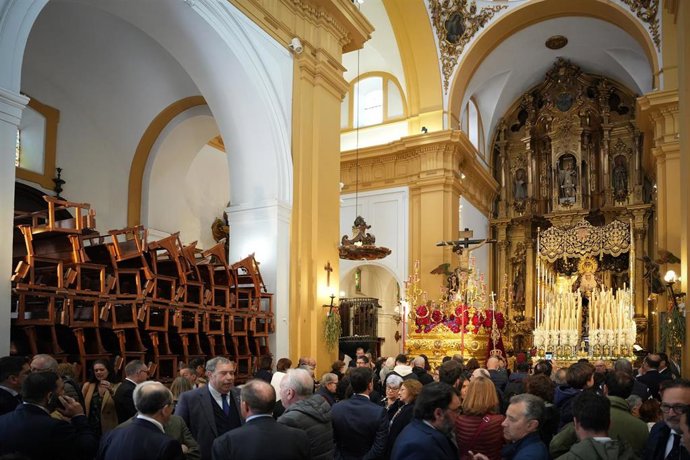 Archivo - Hermanos de la Hermandad de San Bernardo en la iglesia homónima en Sevilla.