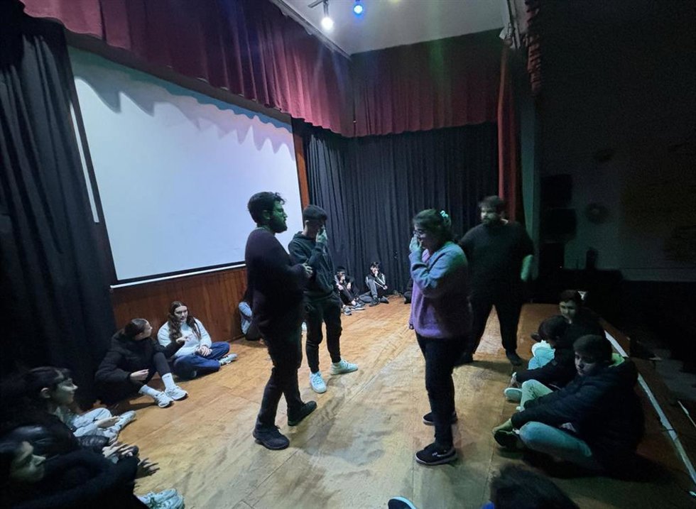 Alumnado del IES Francisco Pacheco, de Sanlúcar de Barrameda en el fin del proyecto 'El aula a escena. Improvisación teatral y herramientas para tu día a día'.
