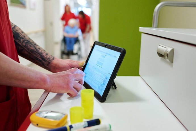 Archivo - FILED - 12 March 2025, North Rhine-Westphalia, Essen: A nurse documents her work on a tablet computer. A cyberattack on Swiss hospital group AMEOS may have exposed sensitive patient and staff data, the company said on Monday. Photo: Bernd Thisse