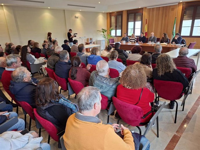 Reunión mantenida en Casares, a la que aistió el subdelegado del Gobierno, Javier Salas, en marzo en relación con el dispositivo de atención a personas afectadas por las borrascas.