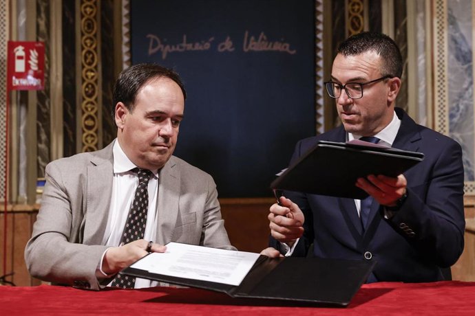 El president de la Generalitat, Juanfran Pérez Llorca, y el de la Diputación de Valencia, Vicent Mompó, durante la firma de un acuerdo de cooperación para transformar el parque de depuradoras, en La Beneficència, a 13 de mayo de 2026, en Valencia