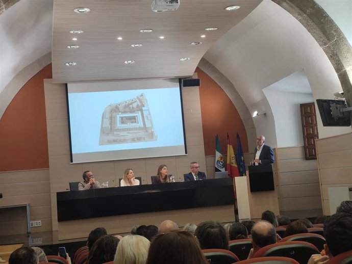 La presidenta de la Junta de Extremadura, María Guardiola; el presidente de la Diputación de Cáceres, Miguel Ángel Morales; la consejera de Educación, Sandra Valencia, y el teniente alcalde de Cáceres, Emilio Borrega en la presentación del proyecto