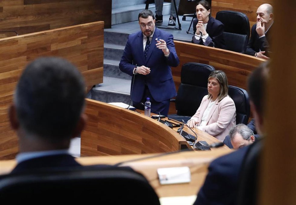 El presidente del Principado, Adrián Barbón, este miércoles en el Pleno de la Junta General.