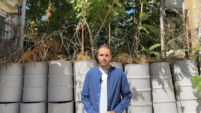 David Castillo frente a unas concertinas en Nicosia ahora ya retiradas