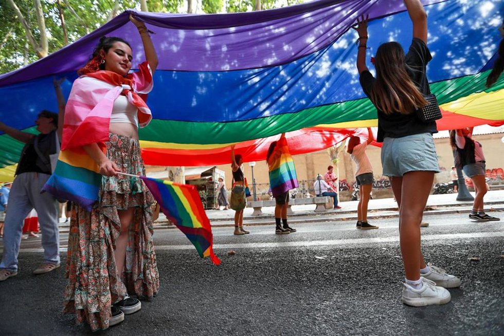 Archivo - Varias personas sujetan una bandera del colectivo LGTBIQ+ durante la manifestación del Orgullo LGTBIQ+ en Palma.