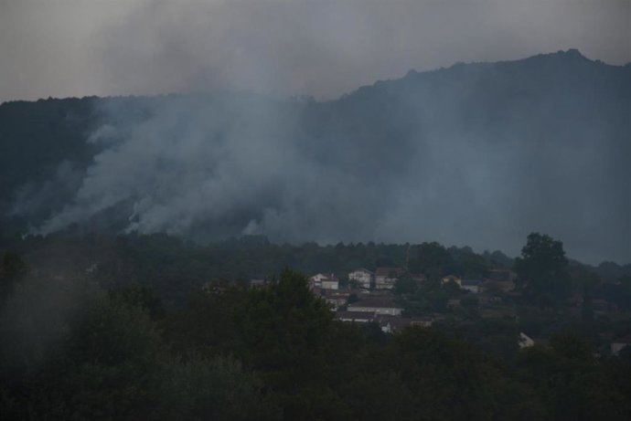 Archivo - Vista del humo en la sierra, a 2 de agosto de 2025, en Vilardevós, Ourense, Galicia (España). 