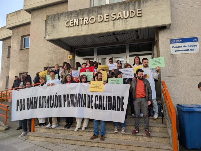 Archivo - Concentración ante un centro de salud