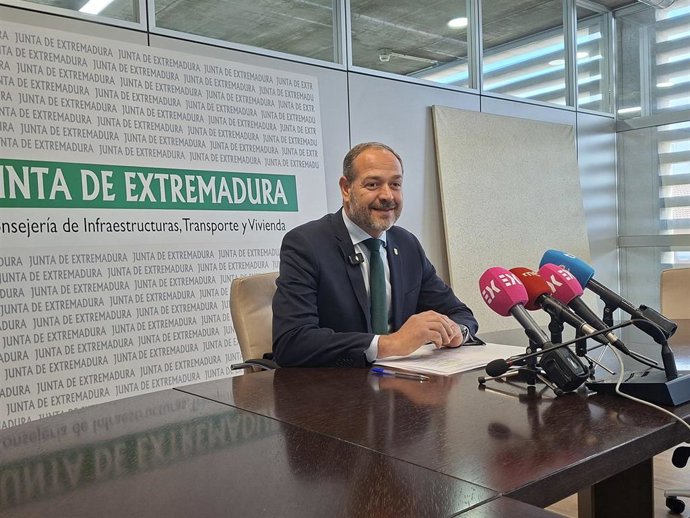 El consejero de Infraestructuras, Transporte y Vivienda de la Junta de Extremadura, Francisco Ramírez, en rueda de prensa en Mérida