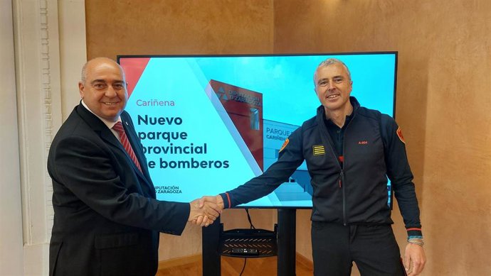El diputado delegado del Servicio Provincial de Extinción de Incendios de la DPZ, Alfredo Zaldívar, y el inspector jefe, Raúl Aguilar.