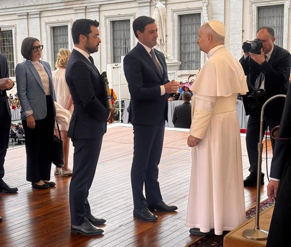 El Lehendakari, Imanol Pradales, y el secretario de Acción Exterior del Gobierno Vasco, Ander Caballero,  asisten a la Audiencia General presidida por el Santo Padre, León XIV