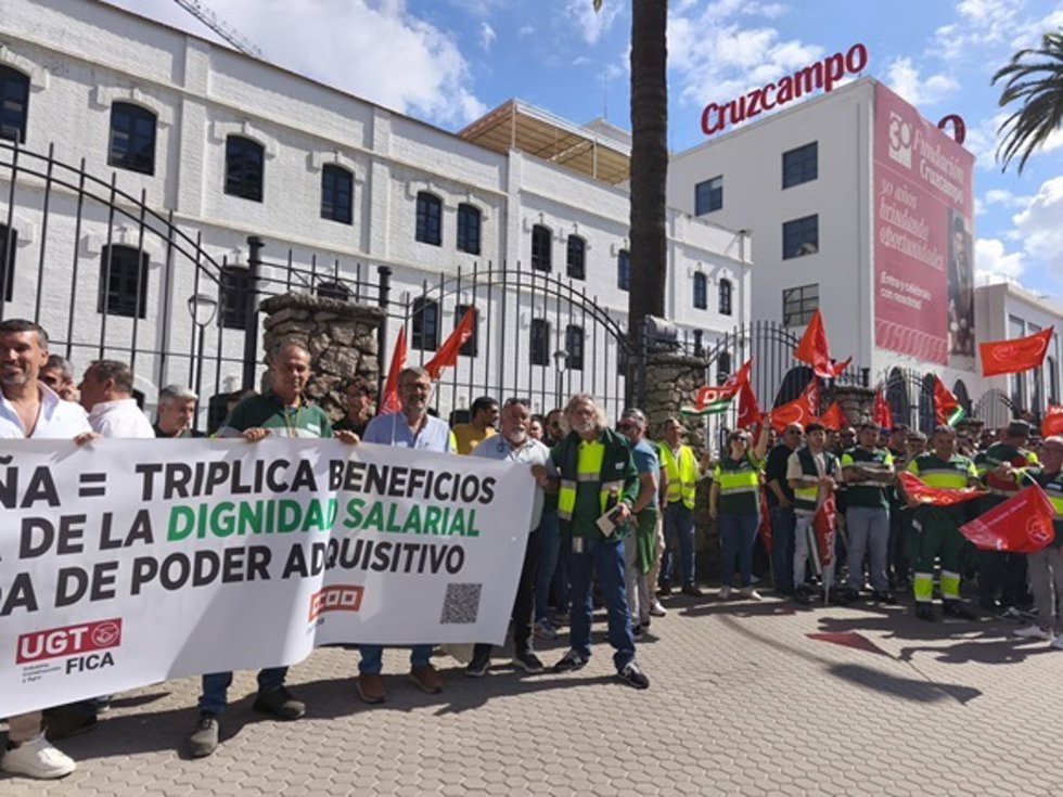 Concentración de los trabajadores a las puertas de Heineken.
