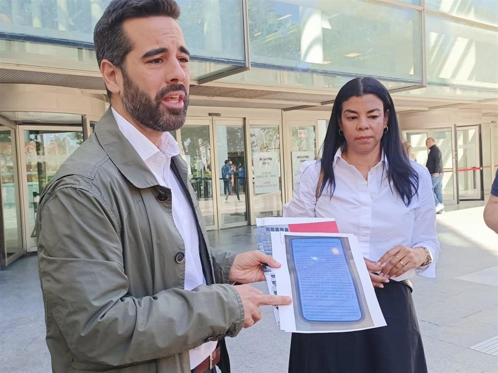 El sindic del PSPV-PSOE, José Muñoz, y la secretaria de Migraciones del PSPV-PSOE, Yaissel Sánchez, presentan ante Fiscalía la denuncia por la circular sobre el proceso de regularización de personas migrantes.
