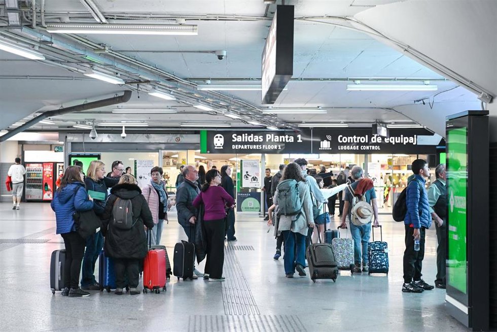 Archivo - Varios viajeros durante la segunda operación salida con motivo de la Semana Santa 2026, en la estación Madrid-Puerta de Atocha-Almudena Grandes, a 1 de abril de 2026, en Madrid (España). 