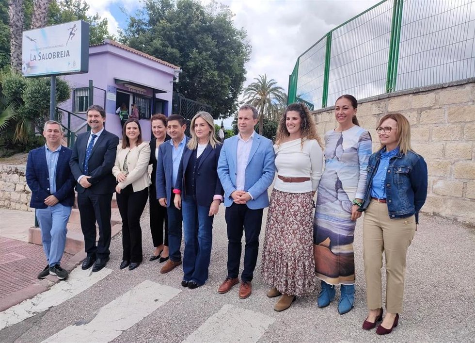 Milagros Tolón (c), junto a miembros del PSOE, durante su visita a Jaén.