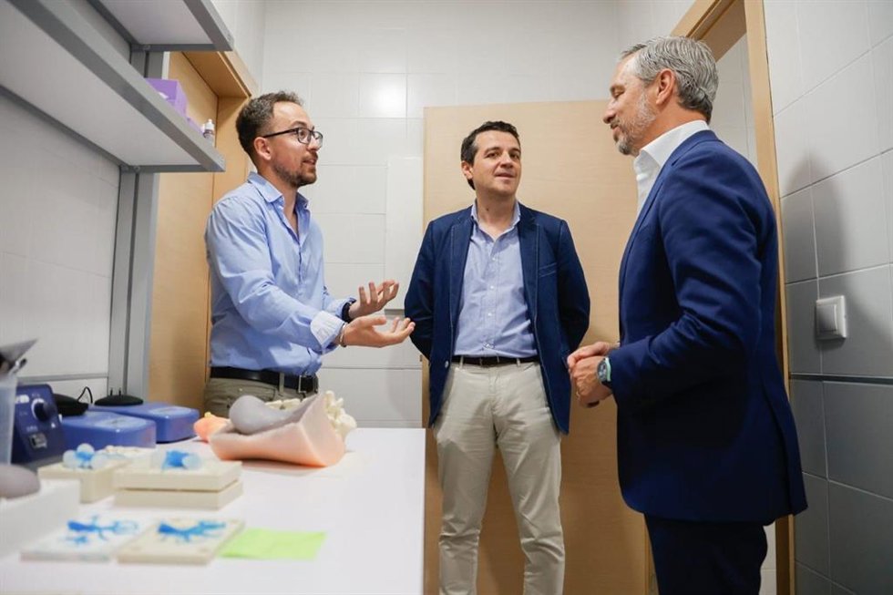 El vicesecretario de Hacienda, Vivienda e Infraestructuras del PP, Juan Bravo, y el presidente del Consejo de Alcaldes del PP de Andalucía, miembro de la candidatura al Parlamento andaluz y alcalde de la capital, José María Bellido, en la visita.