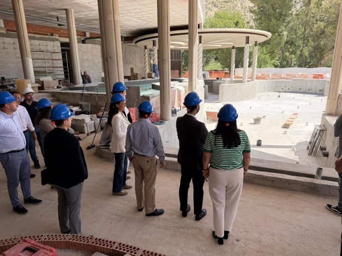La consejera de Turismo, Cultura, Juventud y Deportes, Carmen Conesa, y la alcaldesa de la localidad, Patricia Fernández, visitan las obras
