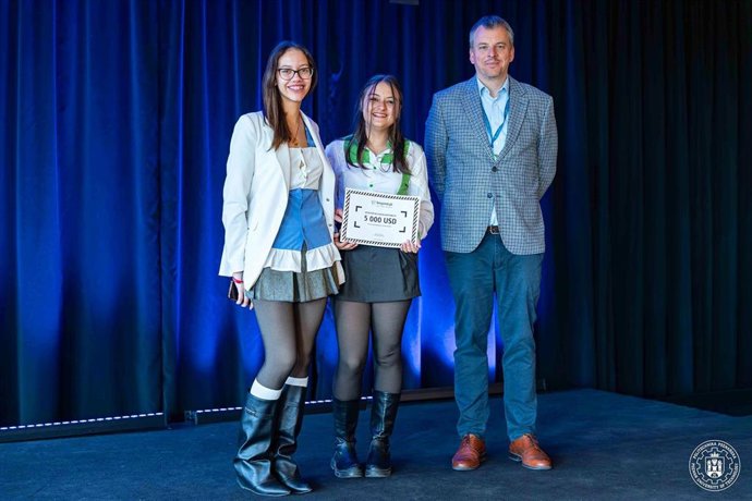 Dos alumnas de la UC reciben en Polonia 5.000 dólares para financiar su proyecto textil