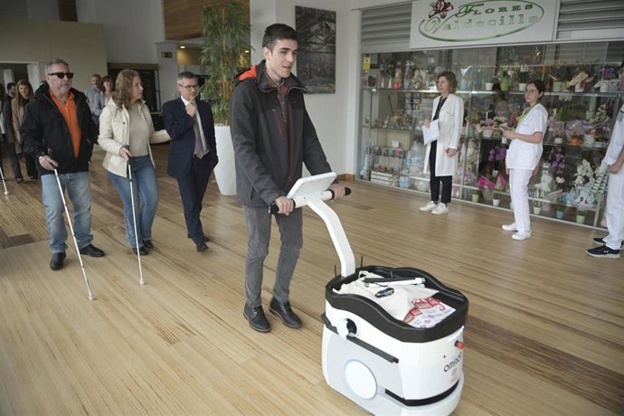 Vadelcilla acoge la primera prueba en un entorno sanitario del robot de asistencia de la ONCE 'AcessRobot'