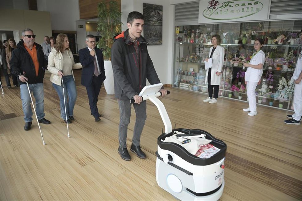 Vadelcilla acoge la primera prueba en un entorno sanitario del robot de asistencia de la ONCE 'AcessRobot'