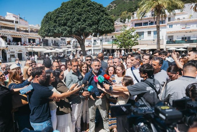 El presidente de Vox, Santiago Abascal, en una atención a los medios en Mijas (Málaga).