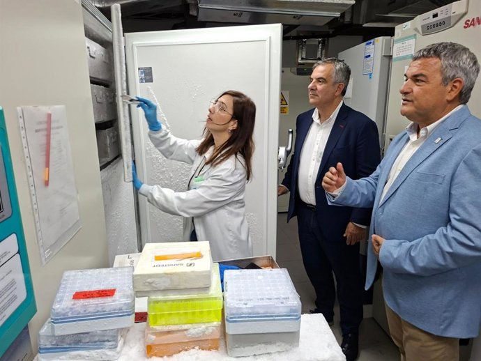 El consejero de Medio Ambiente, Universidades, Investigación y Mar Menor, Juan María Vázquez, y el presidente del Centro de Edafología y Biología Aplicada del Segura (CEBAS), Pedro Martínez, en uno de los laboratorios del centro investigador