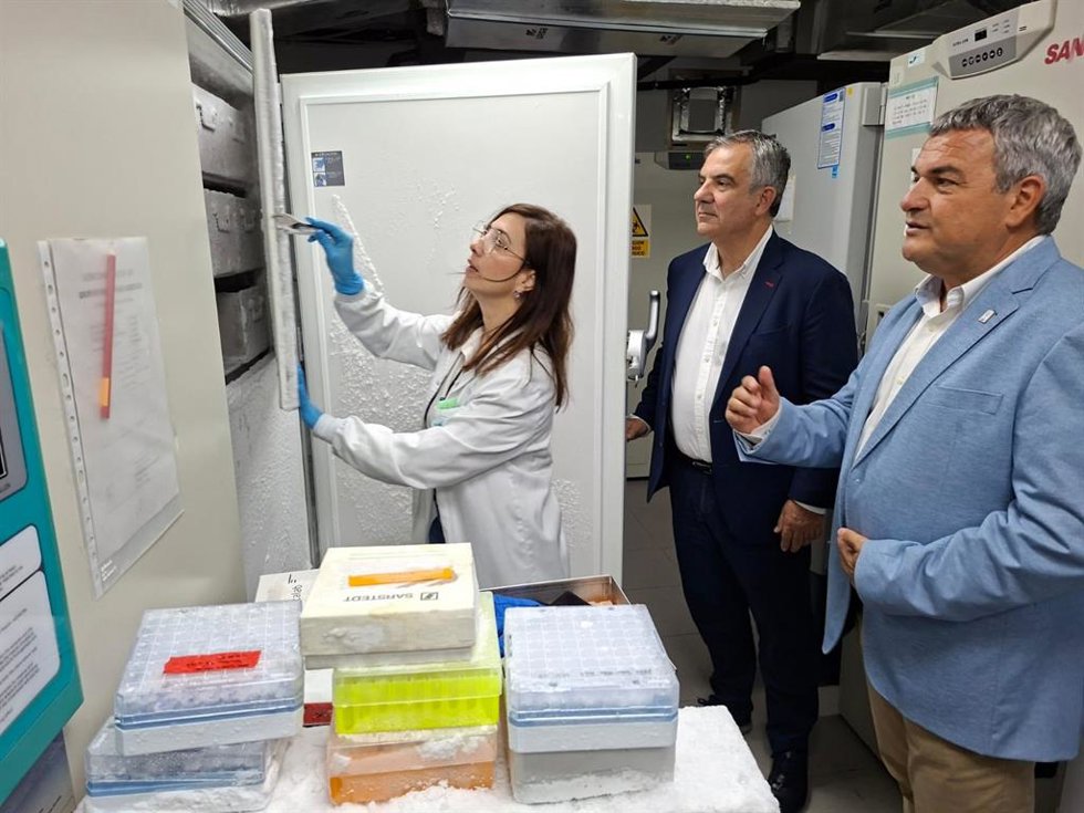 El consejero de Medio Ambiente, Universidades, Investigación y Mar Menor, Juan María Vázquez, y el presidente del Centro de Edafología y Biología Aplicada del Segura (CEBAS), Pedro Martínez, en uno de los laboratorios del centro investigador