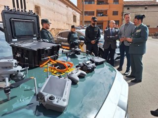 El delegado del Gobierno en Aragón, Fernando Beltrán, presenta la nueva Oficina Móvil de Atención Ciudadana (OMAC) de la provincia de Teruel.