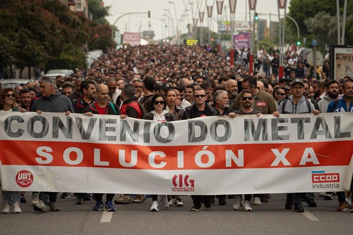 Manifestantes portan pancarta con lema 'Convenio do metal. Solución xa' durante la segunda jornada de huelga del sector del Metal, a 13 de mayo de 2026, en Vigo, Pontevedra, Galicia (España). 