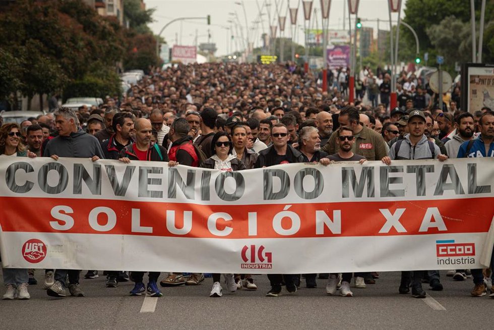 Manifestantes portan pancarta con lema 'Convenio do metal. Solución xa' durante la segunda jornada de huelga del sector del Metal, a 13 de mayo de 2026, en Vigo, Pontevedra, Galicia (España). 