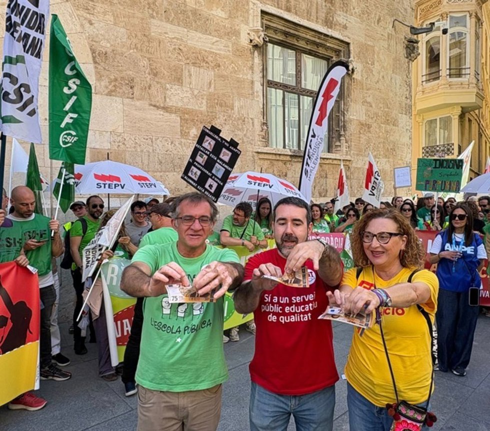 Representantes sindicales en una protesta ante el Palau de la Generalitat
