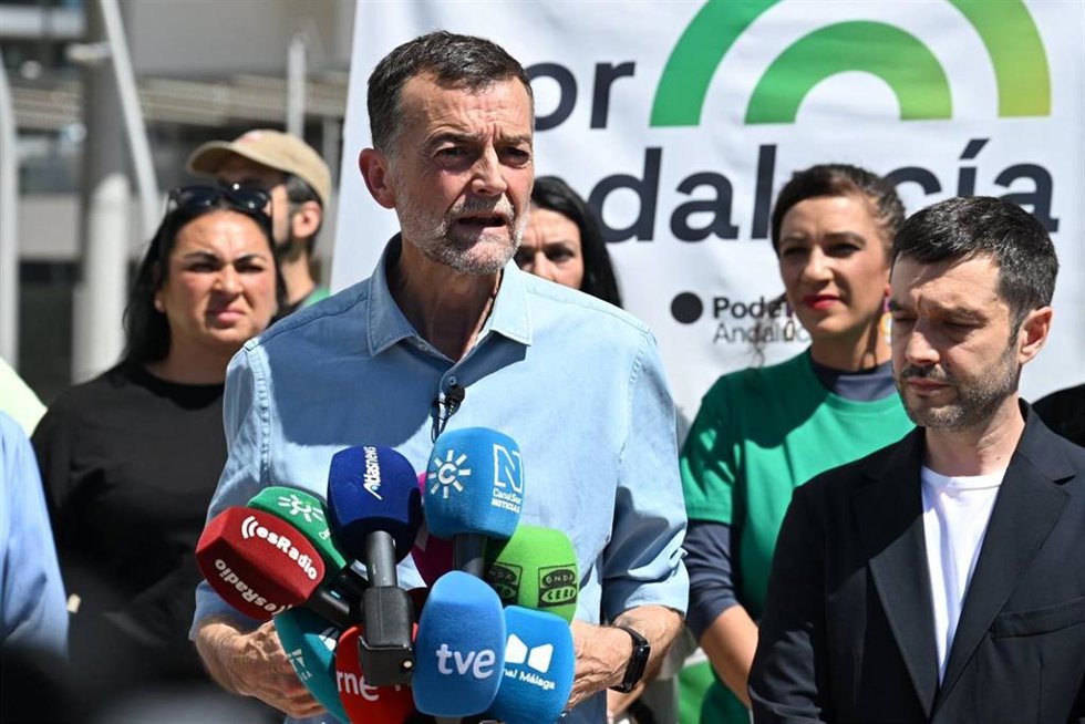 El candidato de Por Andalucía a la Presidencia de la Junta, Antonio Maíllo, junto al ministro de Derechos Sociales, Consumo y Agenda 2030, Pablo Bustinduy, en una atención a los medios en Málaga.