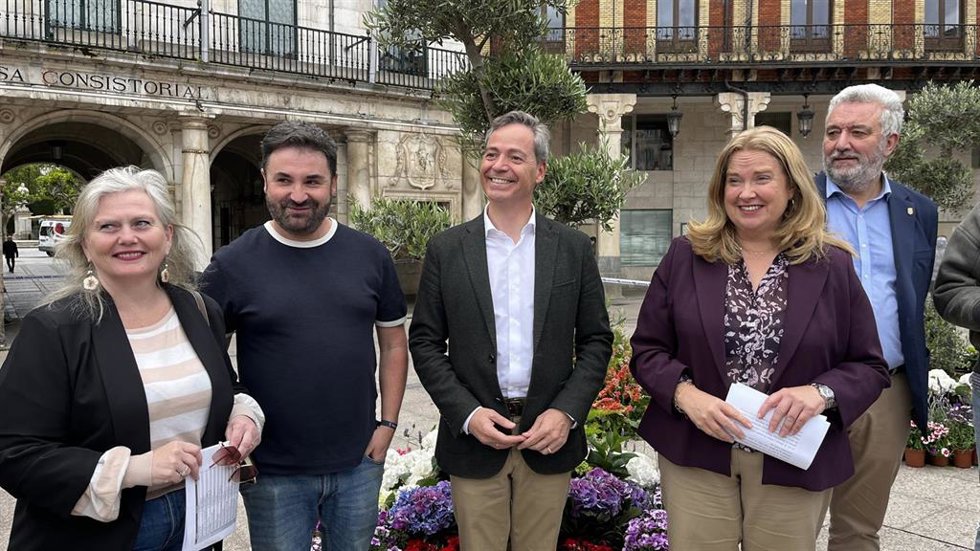 La alcaldesa de Burgos, Cristina Ayala, con organizadores de la fiesta floral