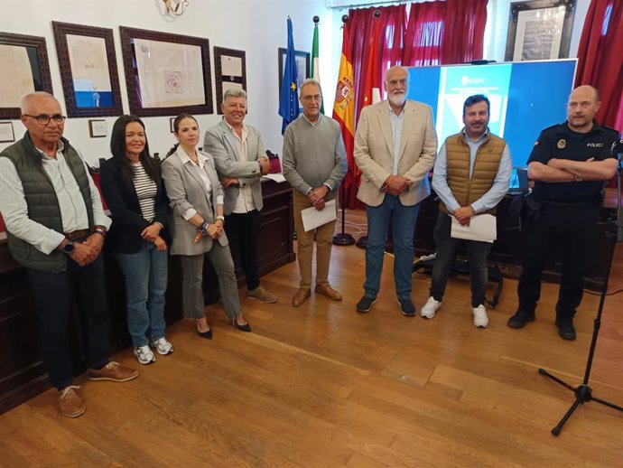 El vicepresidente segundo y diputado responsable del Área de Transición Ecológica, Javier Vidal, con el alcalde de Tarifa, José Antonio Santos, entre otros.