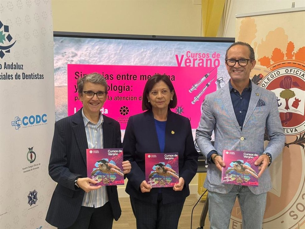 La directora de la Sede de La Rábida, María de la O Barroso, la presidenta del Colegio de Médicos de Huelva, Mercedes Ramblado, y el presidente del Colegio de Odontólogos de Huelva, Víctor Núñez.