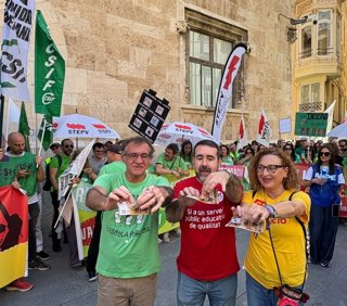 Representants sindicals en una protesta davant del Palau de la Generalitat