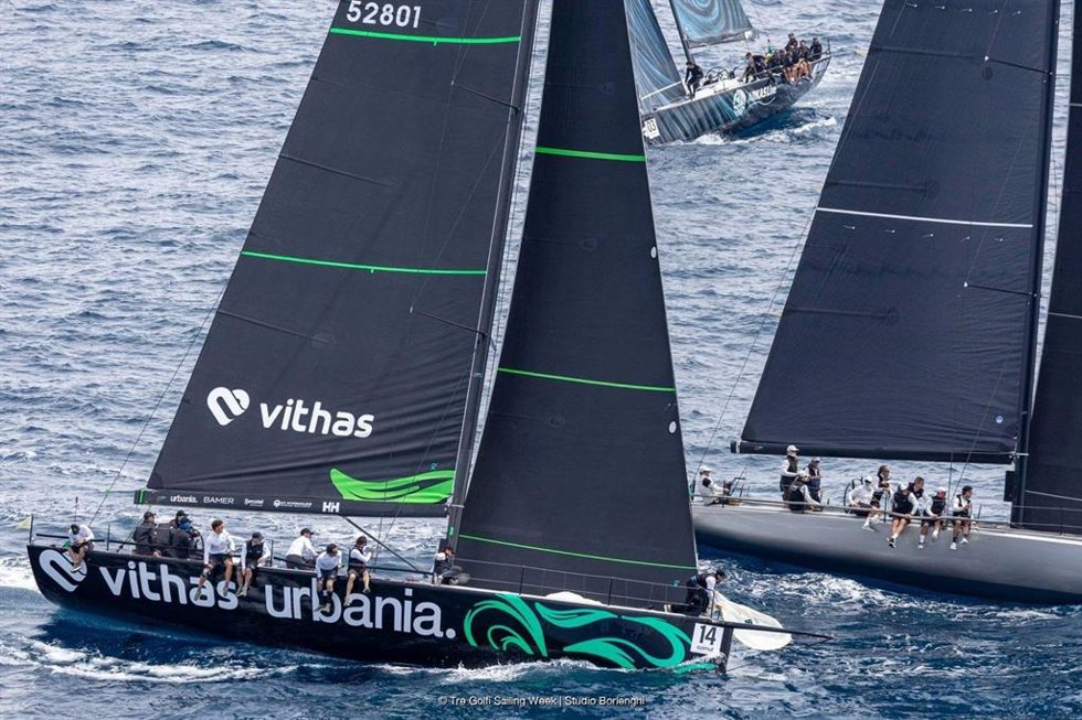 Vithas da nombre al barco 'Vithas Urbania', que competirá en las principales regatas nacionales e internacionales.