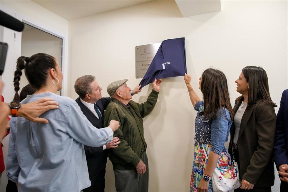 El jefe del Gobierno regional, Emiliano García-Page, inaugura el Centro de Mayores ´San Isidro´ en Villagarcía del Llano (Cuenca).