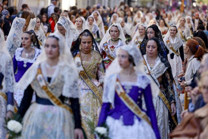 Archivo - Varias falleras durante la ofrenda a la Virgen de los Desamparados, a 17 de marzo de 2026, en Valencia