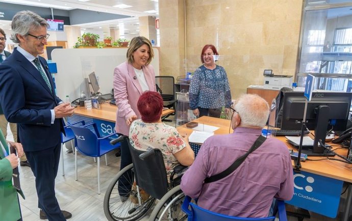 El consejero de Economía, Hacienda, Fondos Europeos y Transformación Digital, Luis Alberto Marín, y la alcaldesa de Cartagena, Noelia Arroyo, visitaron hoy las renovadas dependencias del SAC en la ciudad portuaria