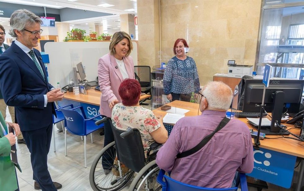 El consejero de Economía, Hacienda, Fondos Europeos y Transformación Digital, Luis Alberto Marín, y la alcaldesa de Cartagena, Noelia Arroyo, visitaron hoy las renovadas dependencias del SAC en la ciudad portuaria