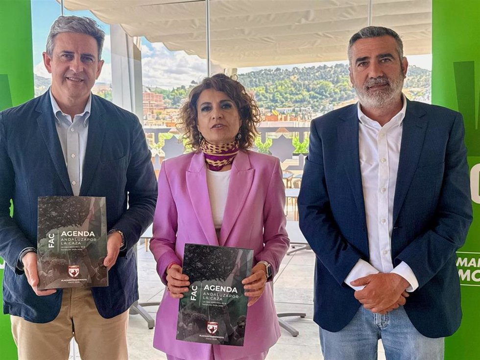 La candidata del PSOE a la Presidencia de la Junta, María Jesús Montero, con miembros de la Federación Andaluza de Caza.