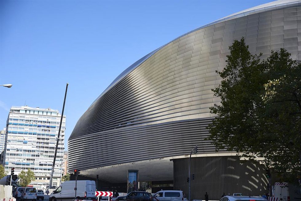 Archivo - Fachada del Estadio Santiago Bernabéu, a 7 de octubre de 2025, en Madrid (España).