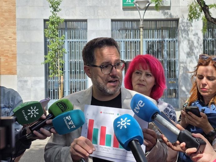Jose Ignacio Garcia atiende a los medios en Córdoba, acompañado por la cabeza de lista de su partido en dicha provincia, Marivi Serrano (detrá