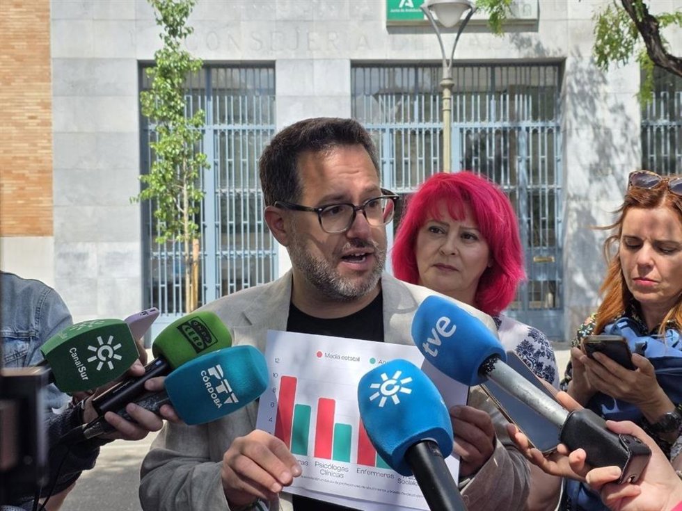 José Ignacio García atiende a los medios en Córdoba, acompañado por la cabeza de lista de su partido en dicha provincia, Mariví Serrano (detrá