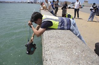 Un operario de la Autorirdad Portuaria de la Bahía de Cádiz durante una jornada sobre biodiversidad dirigida a universitarios.