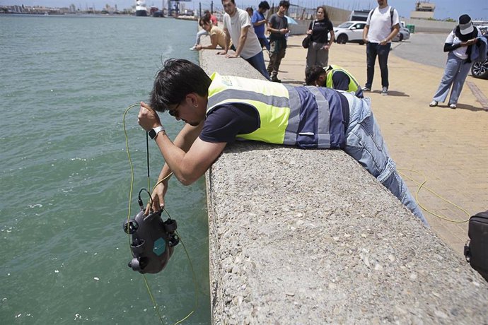 Un operario de la Autorirdad Portuaria de la Bahía de Cádiz durante una jornada sobre biodiversidad dirigida a universitarios.