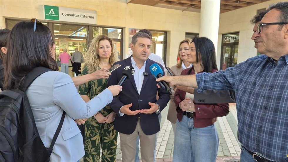 El cabeza de lista del PSOE por Almería al Parlamento andaluz, José Nicolás Ayala, atiende a los medios de comunicación a las puertas del Hospital Universitario Poniente de El Ejido.